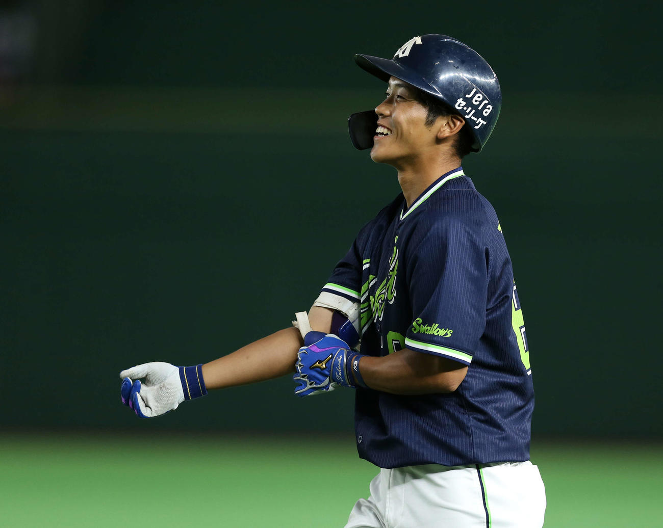 巨人対ヤクルト　3回表ヤクルト無死、プロ初安打となる内野安打を放ち笑顔を見せる武岡（撮影・河野匠）