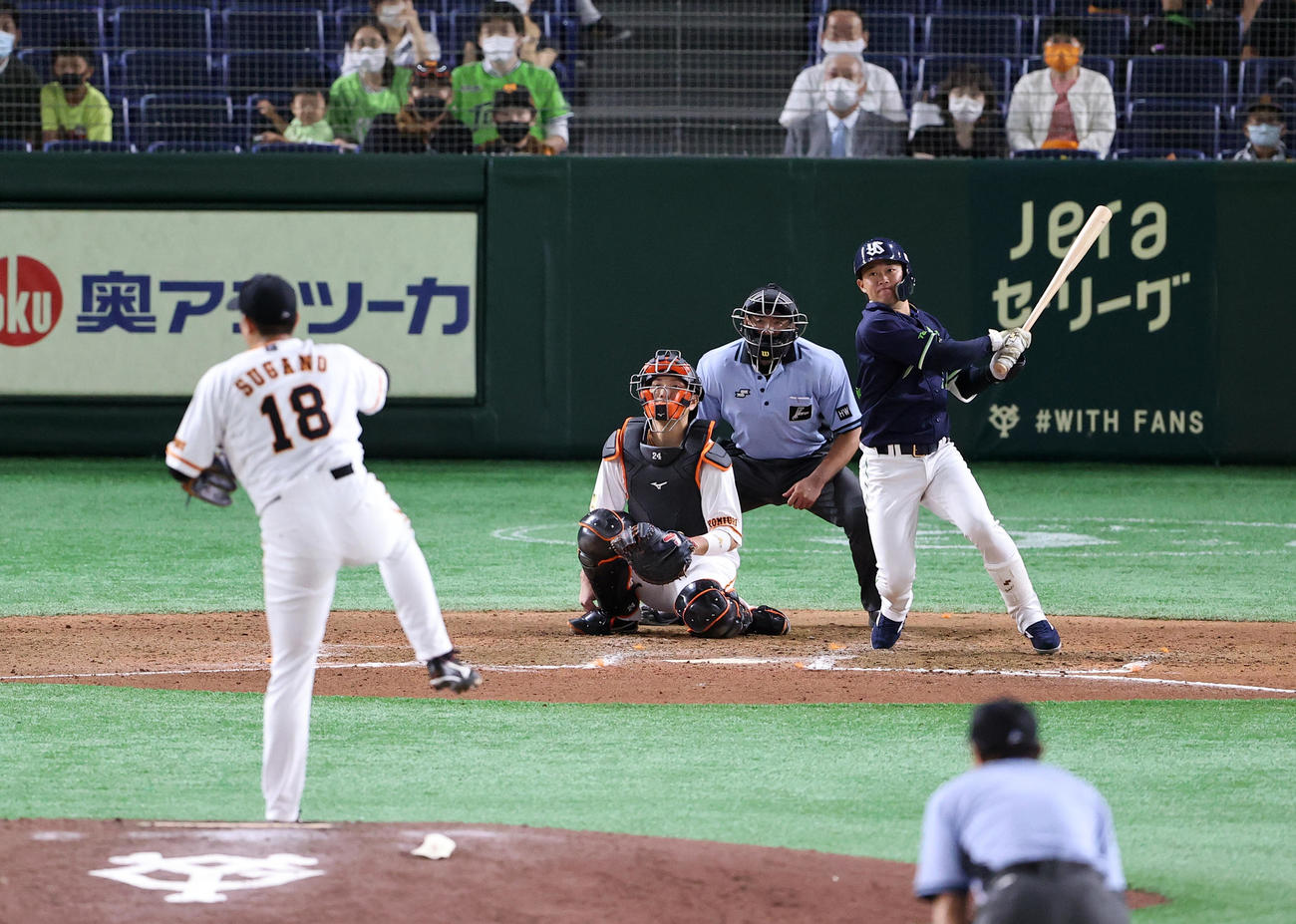 巨人対ヤクルト　7回表ヤクルト2死一塁、浜田は中前打を放つ。投手菅野（撮影・浅見桂子）