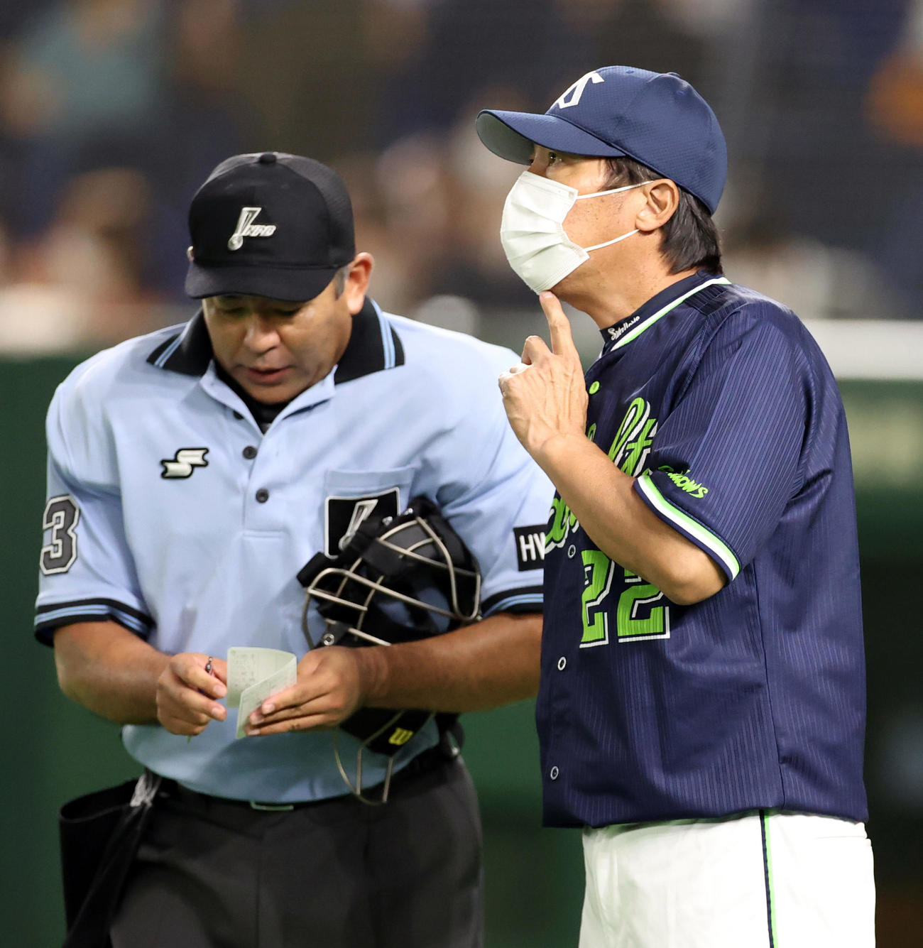 巨人対ヤクルト　5回表を終え、選手の交代を告げる高津監督（撮影・狩俣裕三）