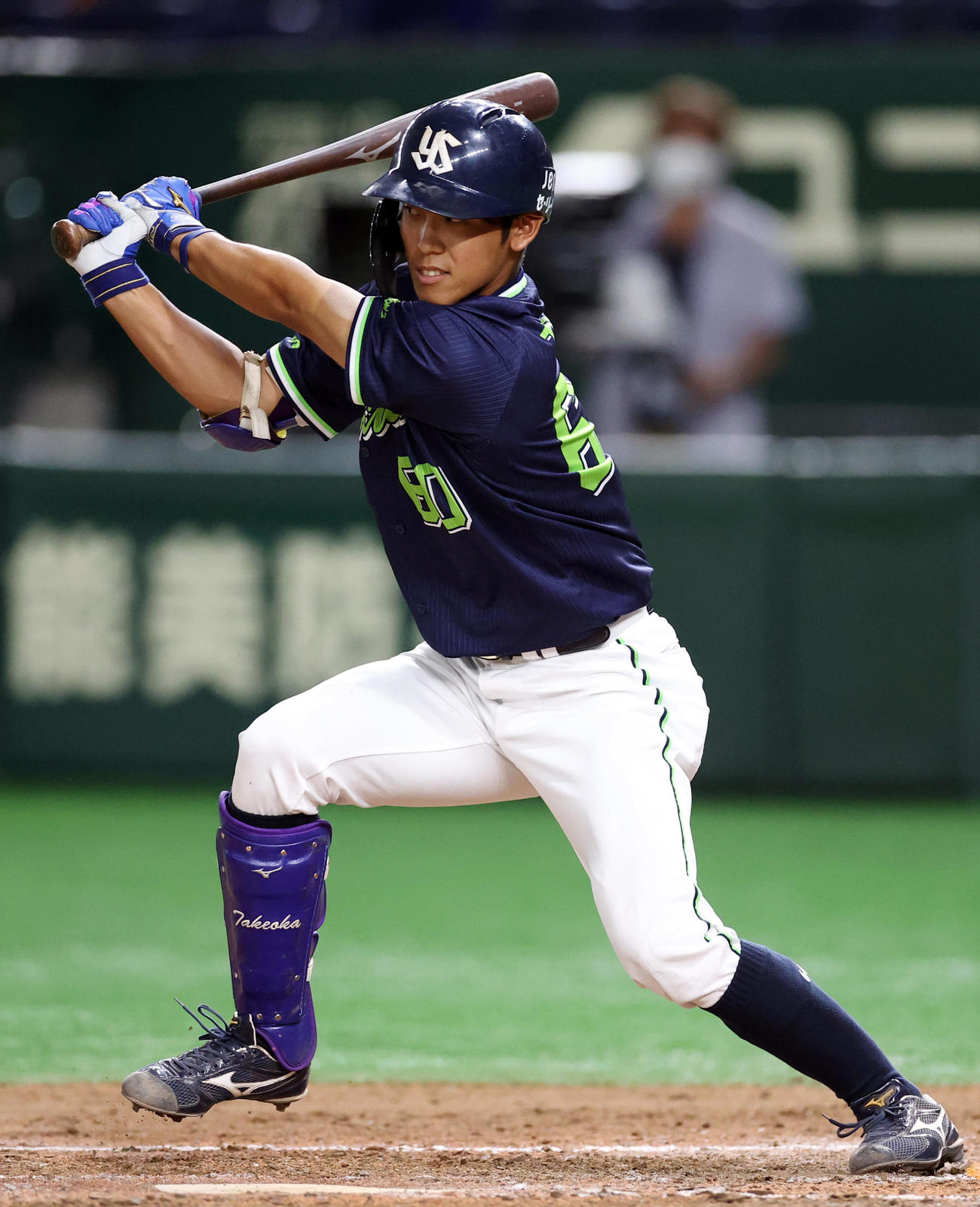巨人対ヤクルト　3回表ヤクルト無死、プロ初安打となる内野安打を放つ武岡（撮影・狩俣裕三）