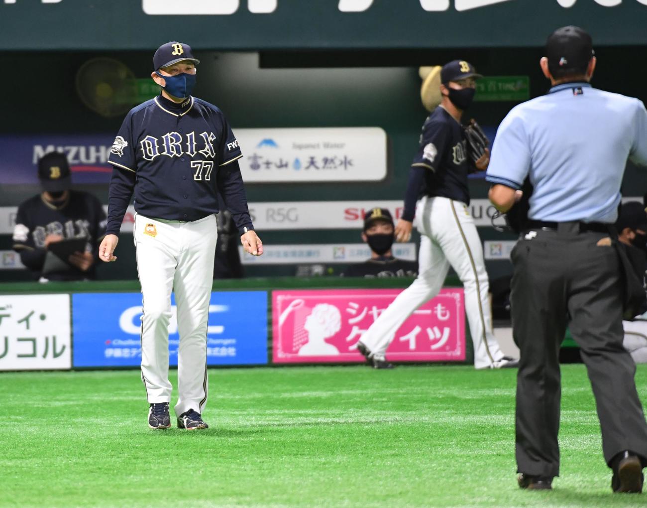 ソフトバンク対オリックス　7回裏、投手交代を告げる西村徳文監督（撮影・今浪浩三）