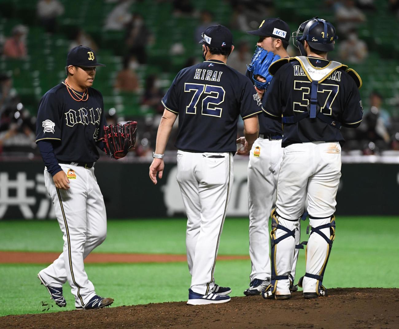 ソフトバンク対オリックス　6回途中、3失点で降板する先発の田嶋大樹（中央）、左は沢田圭佑（撮影・今浪浩三）