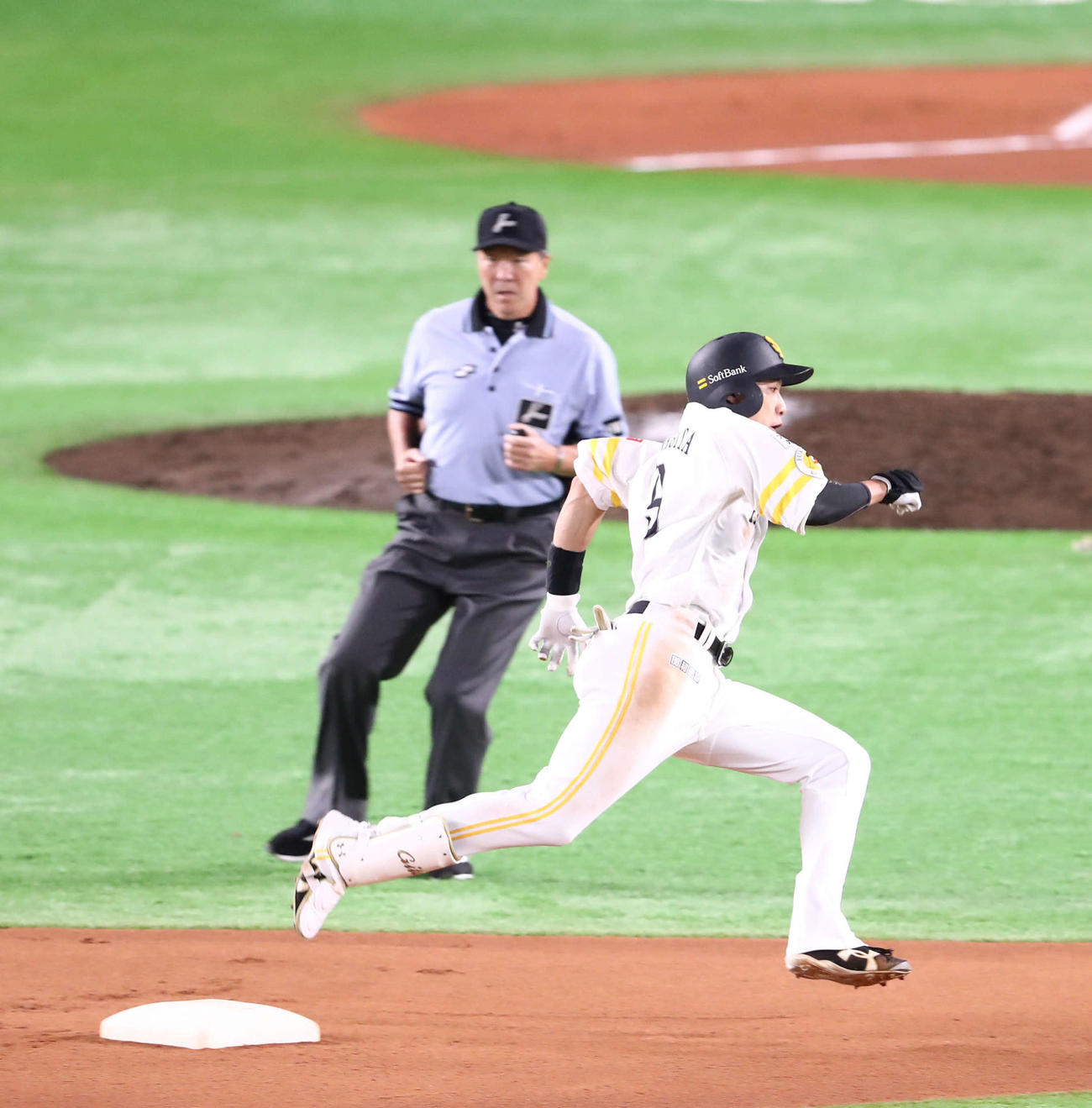 ソフトバンク対オリックス　6回裏ソフトバンク無死、柳田は中越え打を放ち二塁を蹴る（撮影・梅根麻紀）