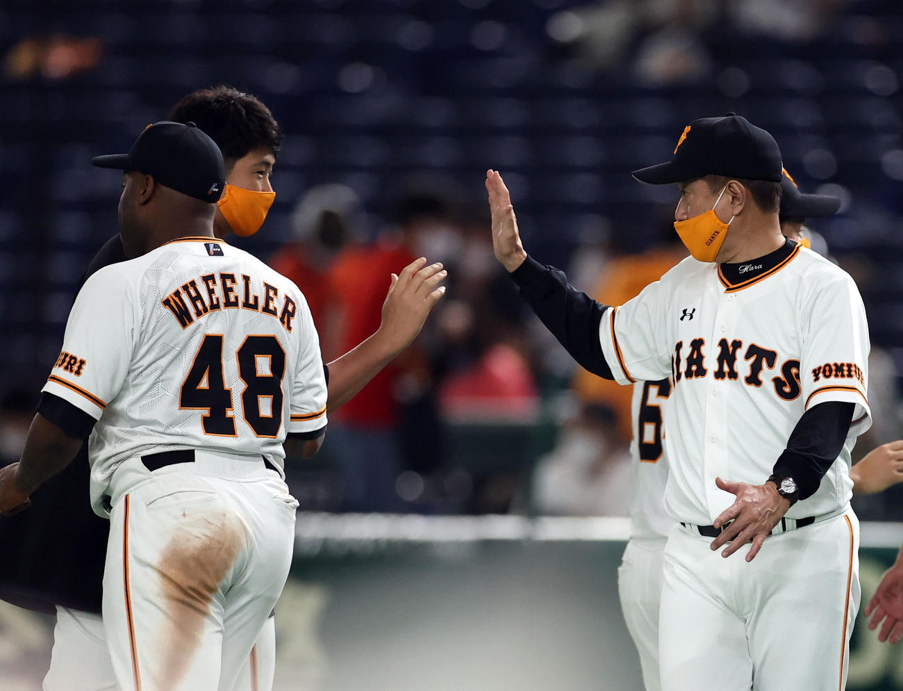 巨人対ヤクルト　試合後、エアタッチをする菅野（左）と原監督（撮影・狩俣裕三）
