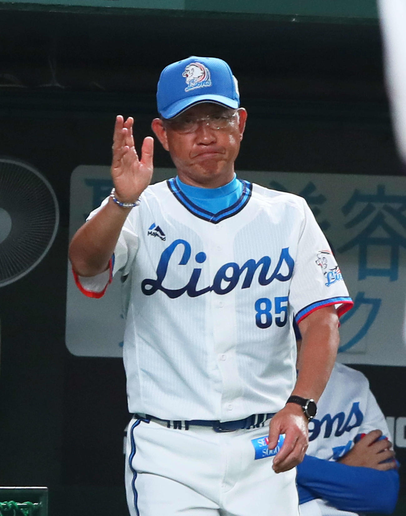 西武対楽天　リクエストのためベンチを出る西武辻監督（撮影・足立雅史）