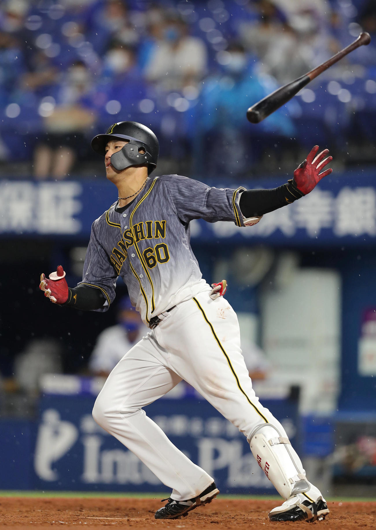 DeNA対阪神　4回表阪神2死一、二塁、中谷は左越え逆転3点本塁打を放つ（撮影・前田充）