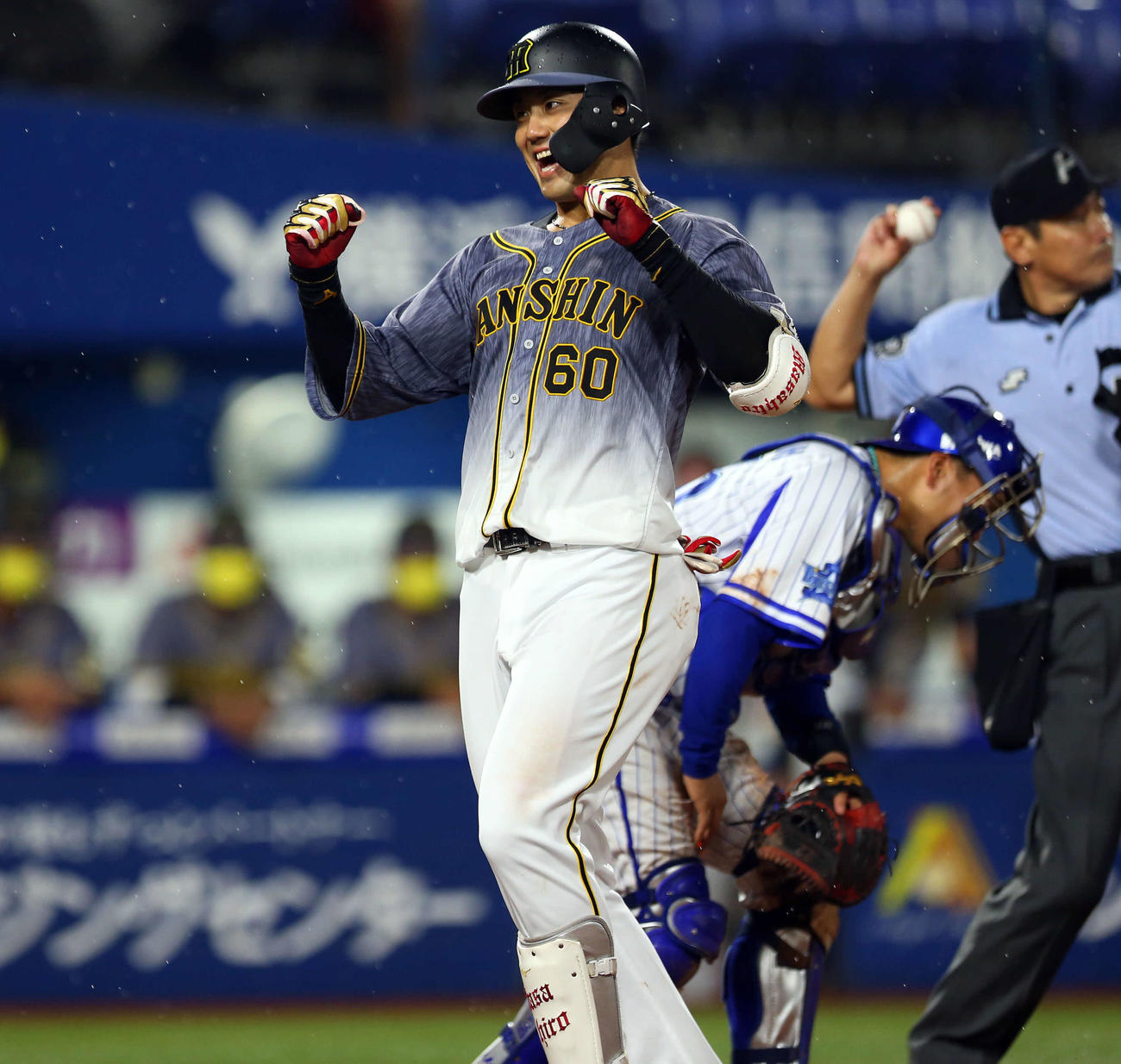 DeNA対阪神　4回表阪神2死一、二塁、左越え3点本塁打を放ちガッツポーズする中谷（撮影・大野祥一）