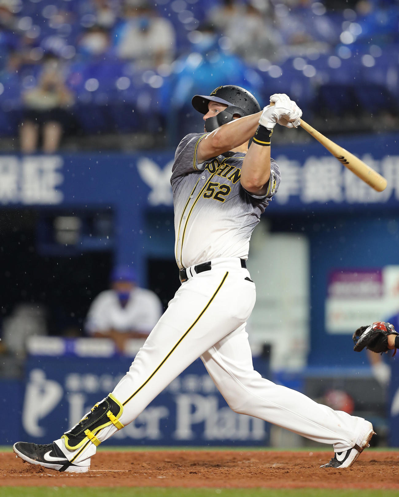 DeNA対阪神　4回表阪神2死、左越え本塁打を放つサンズ（撮影・前田充）