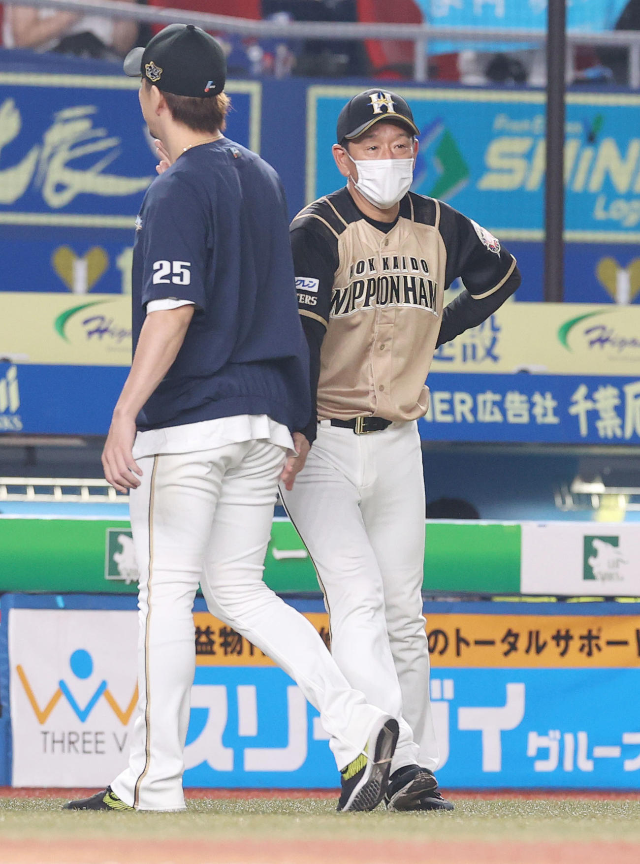 ロッテ対日本ハム　ロッテに勝ち宮西（左）をねぎらう日本ハム栗山監督（撮影・垰建太）