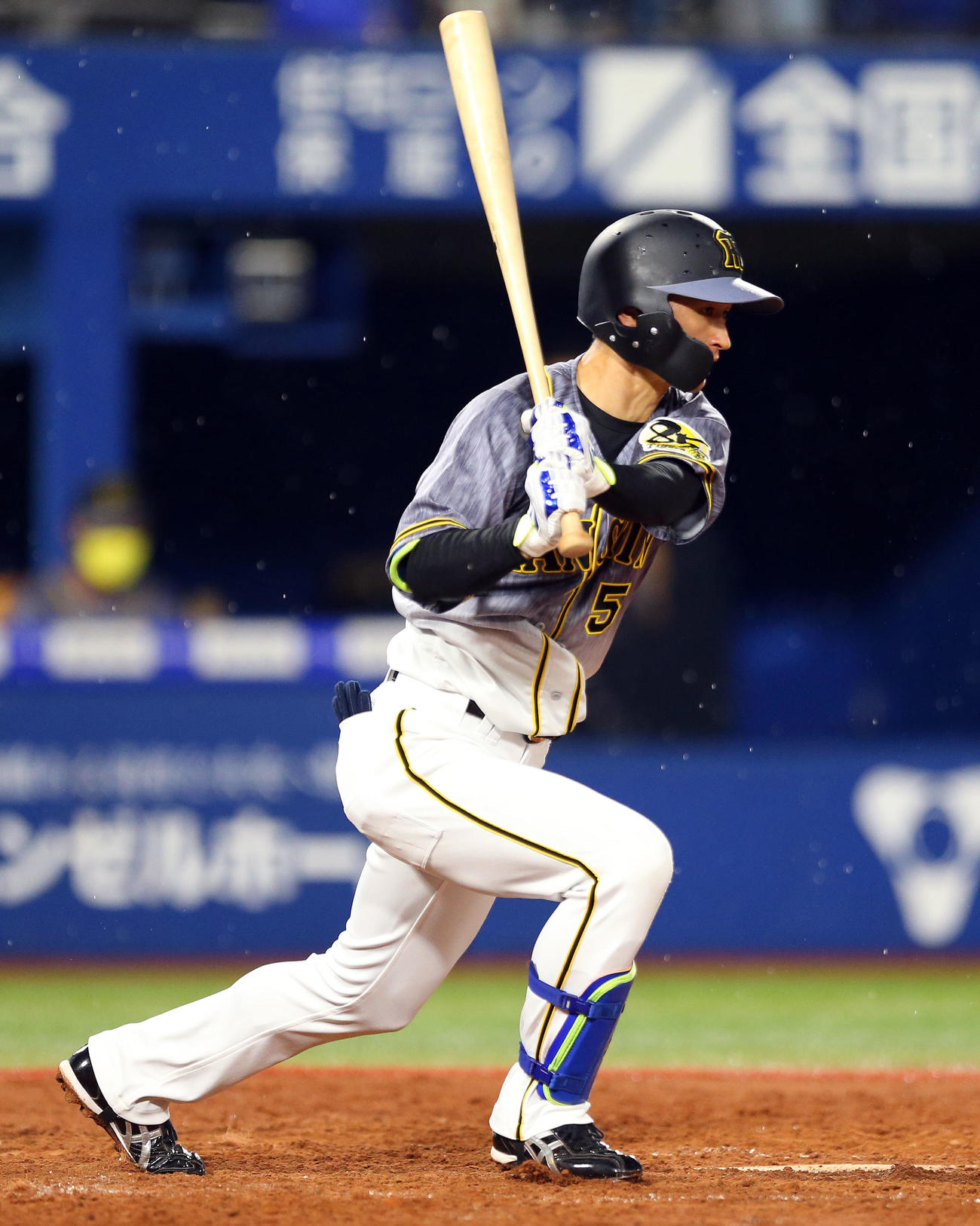 DeNA対阪神　4回表阪神2死一、二塁、右前適時打を放つ近本（撮影・大野祥一）