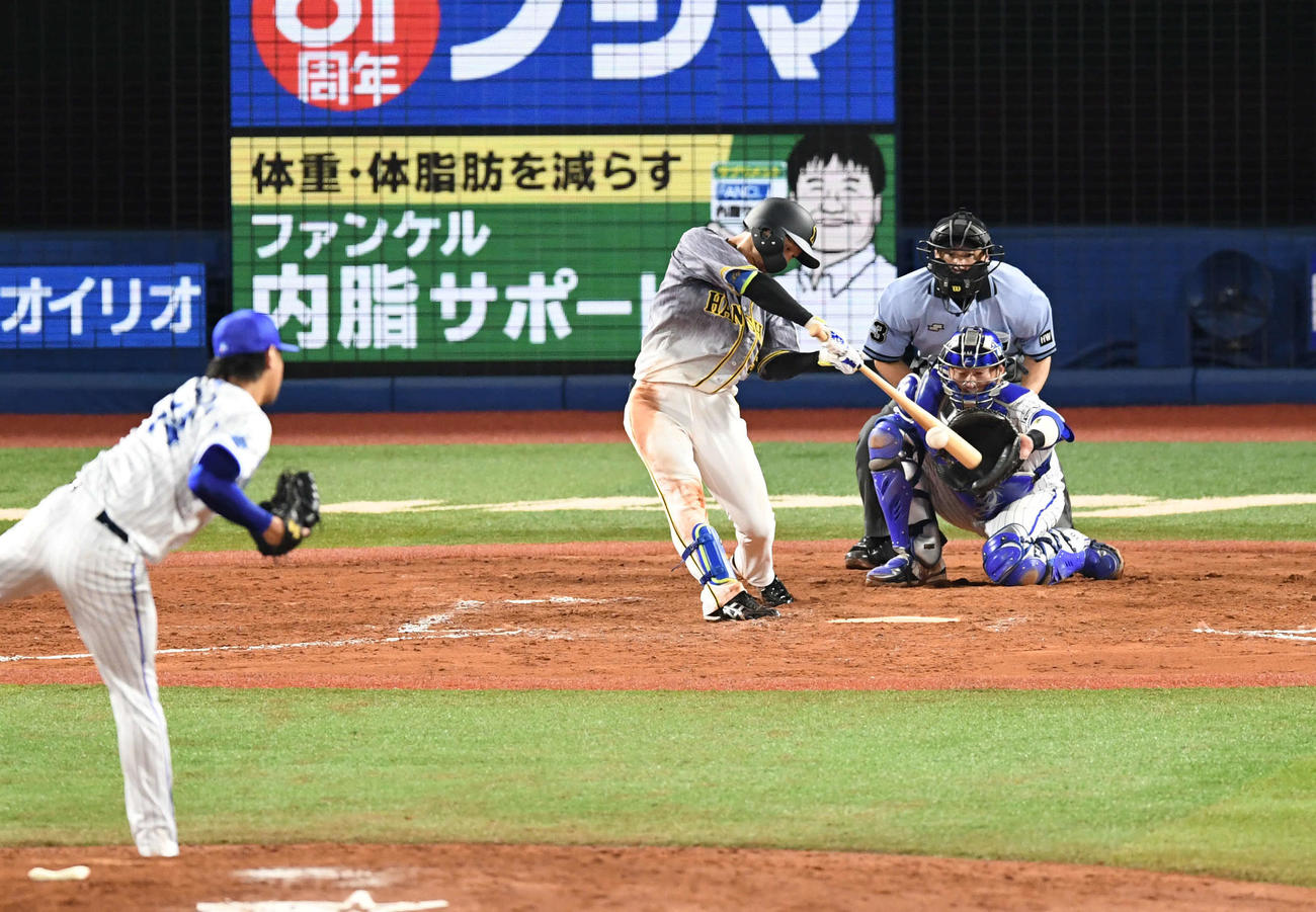 DeNA対阪神　8回表阪神無死、近本は左前打を放つ。投手石田（撮影・山崎安昭）