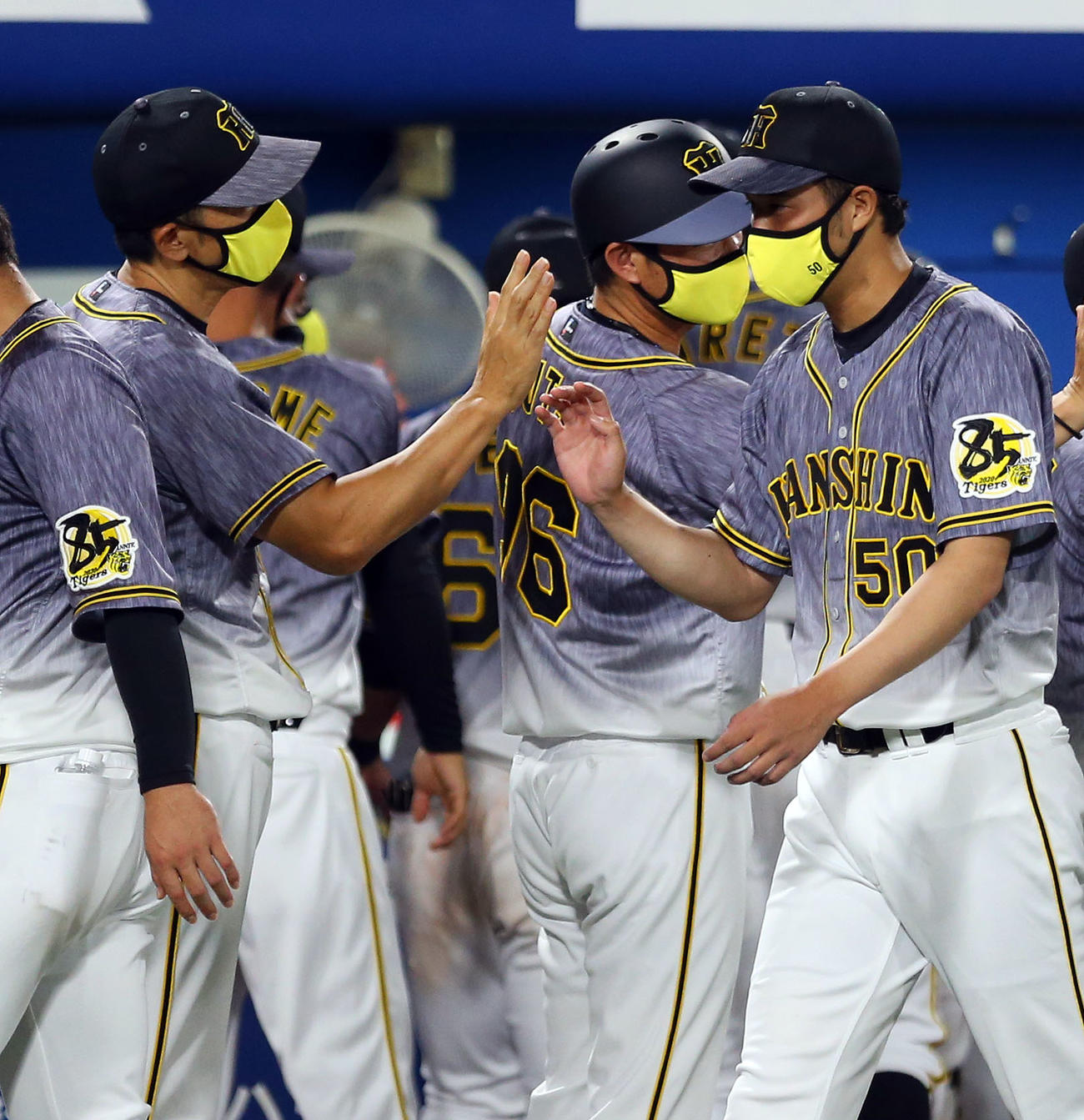 DeNA対阪神　勝利を喜ぶ阪神矢野監督（左）と青柳（右）