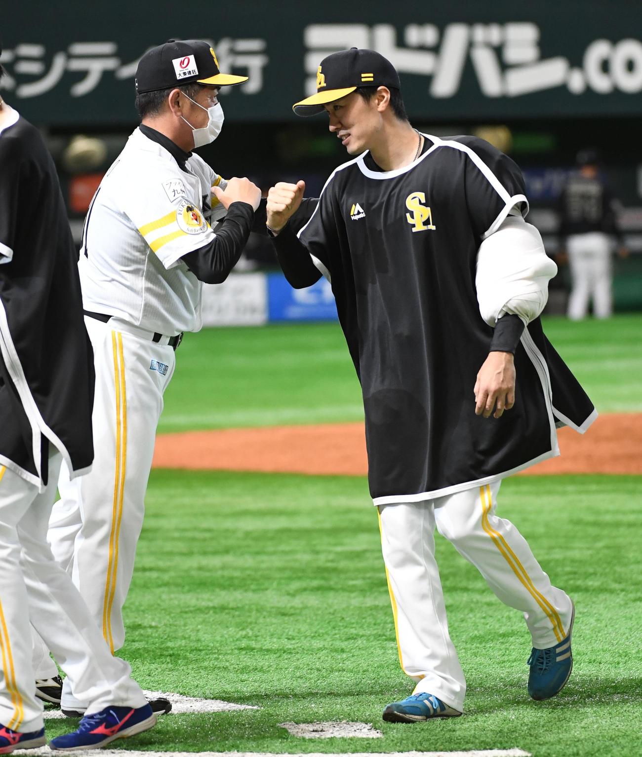 ソフトバンク対オリックス　4勝目を挙げた和田毅は工藤公康監督に迎えられる（撮影・今浪浩三）
