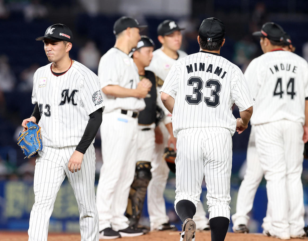 ロッテ対日本ハム　7回表日本ハム2死二塁、悔しげな表情を浮かべ降板するロッテ先発の小島（左）（撮影・垰建太）
