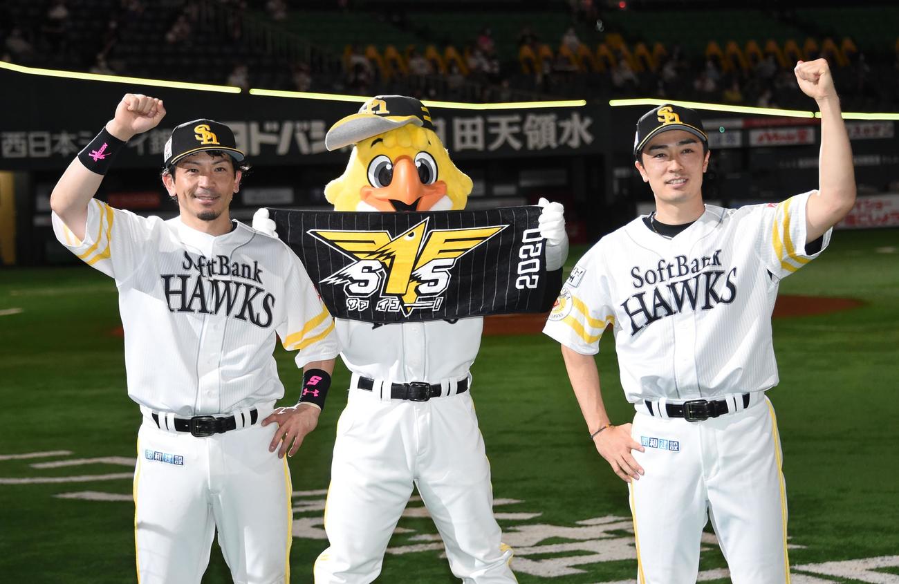 ソフトバンク対オリックス　松田宣（左）と和田はカメラマンに向かってガッツポーズ（撮影・今浪浩三）