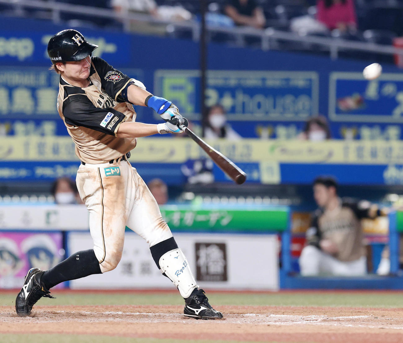 ロッテ対日本ハム　9回表日本ハム1死二、三塁、右越え3点本塁打を放つ渡辺（撮影・垰建太）