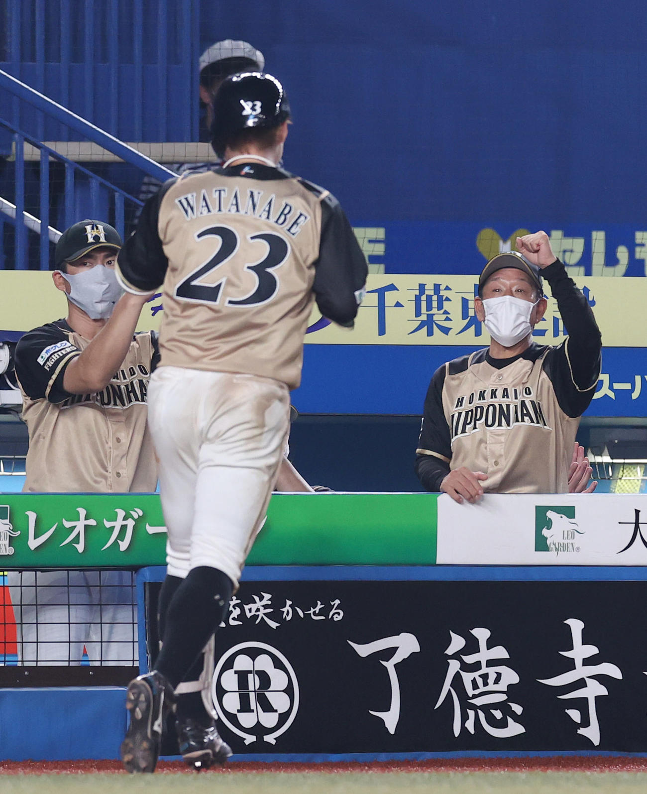 ロッテ対日本ハム　9回表日本ハム1死二、三塁、右越え3点本塁打を放った渡辺諒（手前）を出迎える栗山監督（撮影・垰建太）