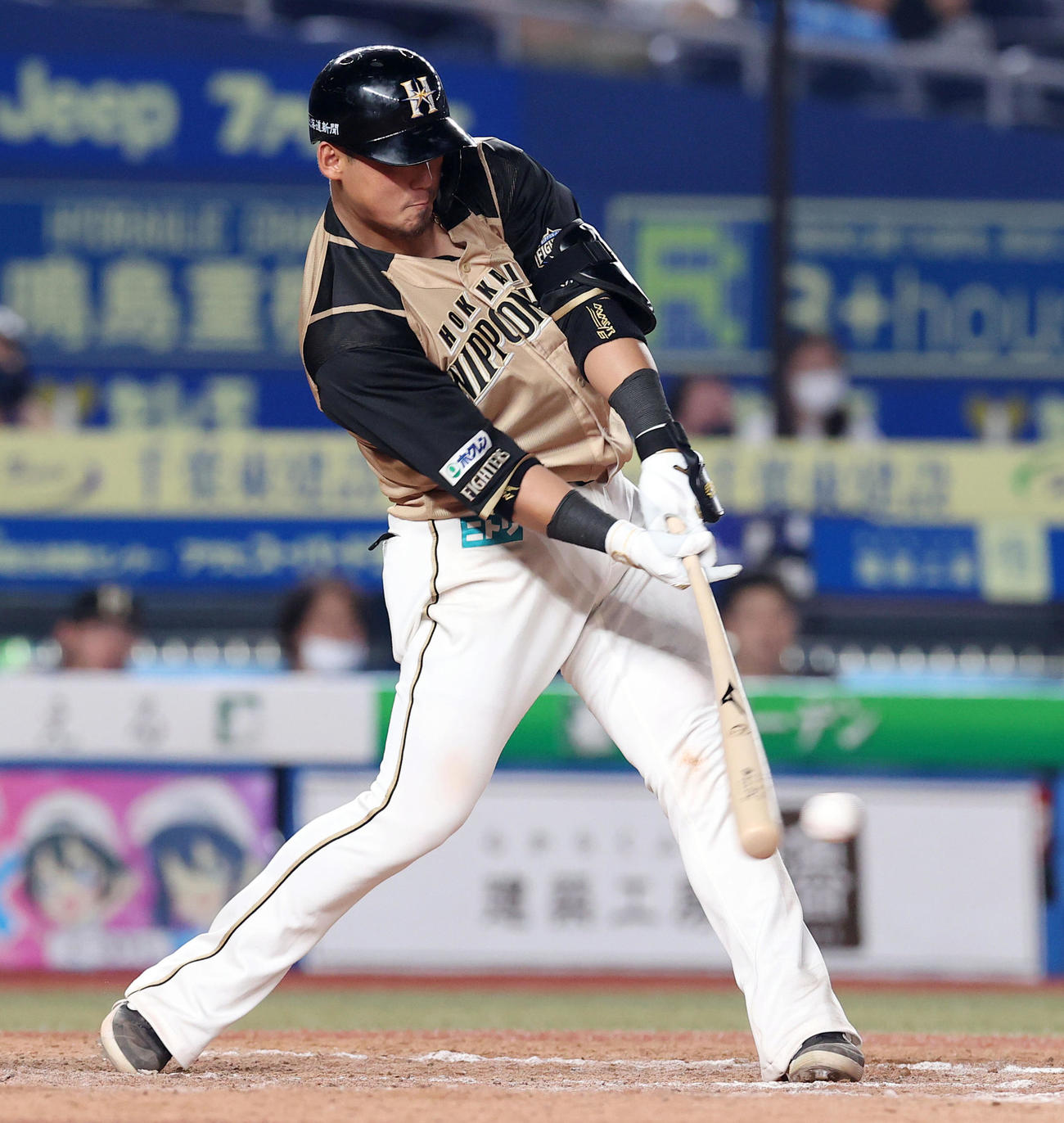ロッテ対日本ハム　9回表日本ハム無死一、二塁、左前適時打を放つ中田（撮影・垰建太）