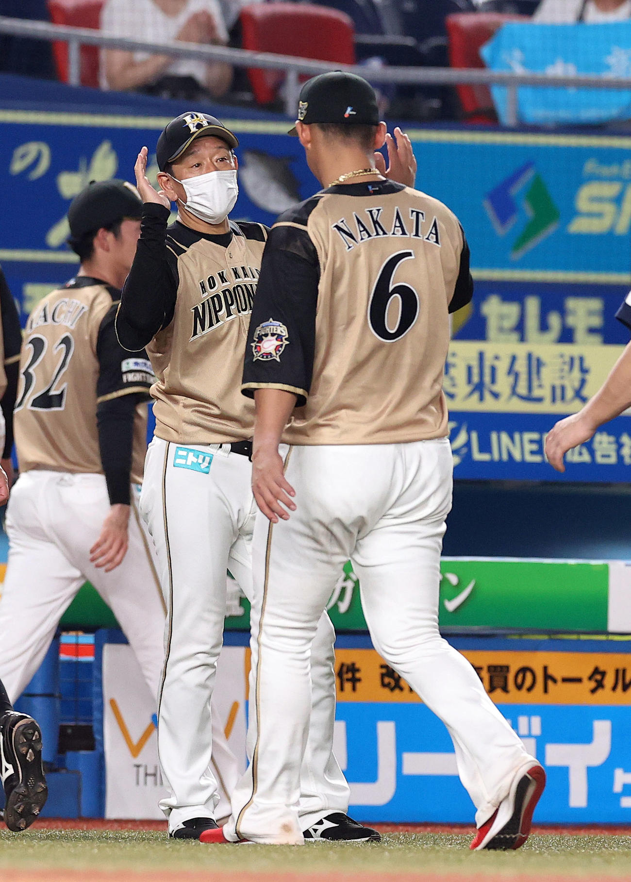 ロッテ対日本ハム　ロッテに勝ち中田翔（右）を出迎える日本ハム栗山監督（撮影・垰建太）