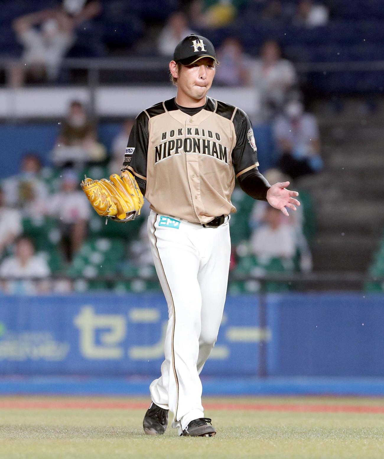 ロッテ対日本ハム　3回裏を無失点に抑えグラブをたたく日本ハム加藤（撮影・佐藤翔太）