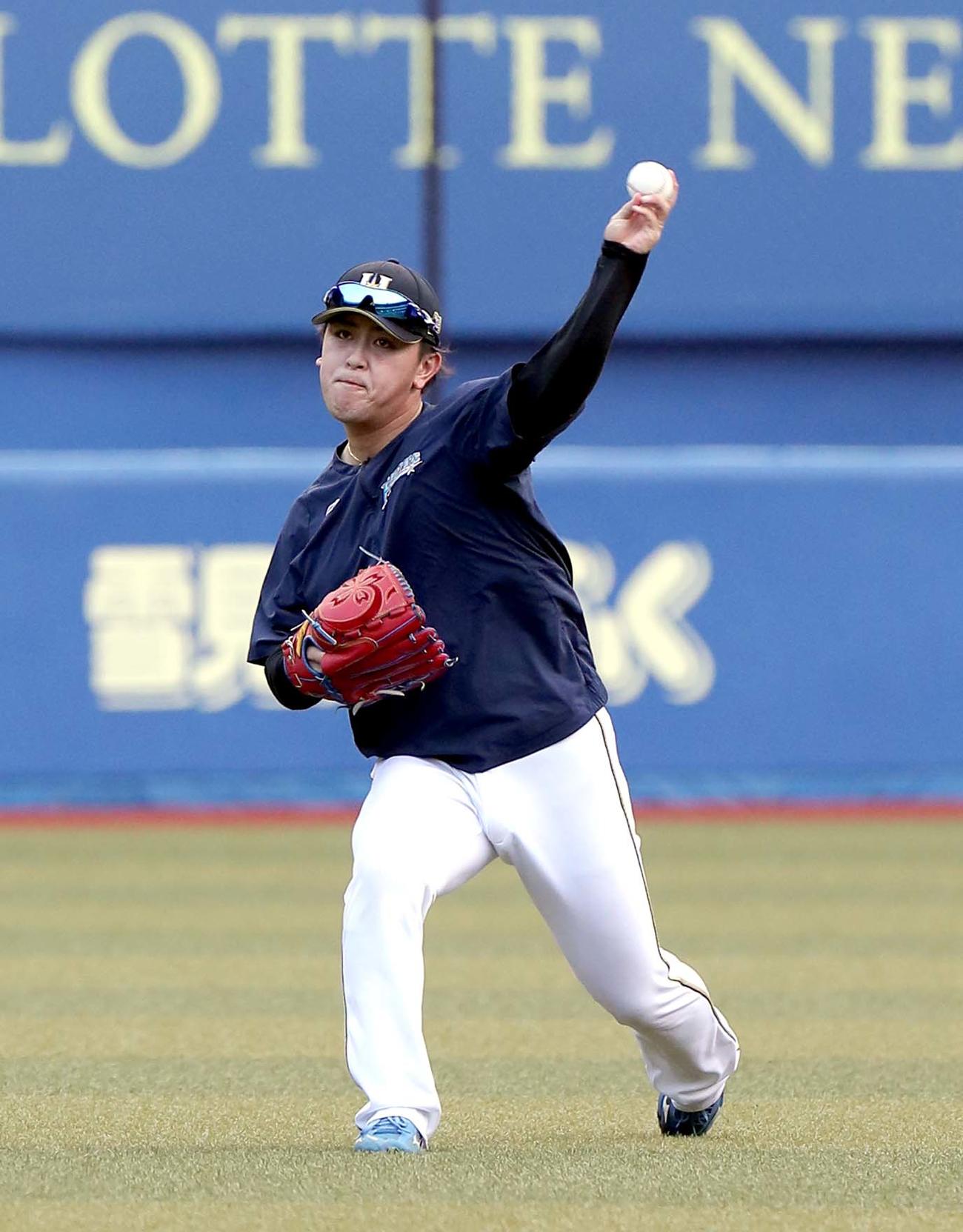 ロッテ対日本ハム　キャッチボールをする日本ハム河野（撮影・佐藤翔太）