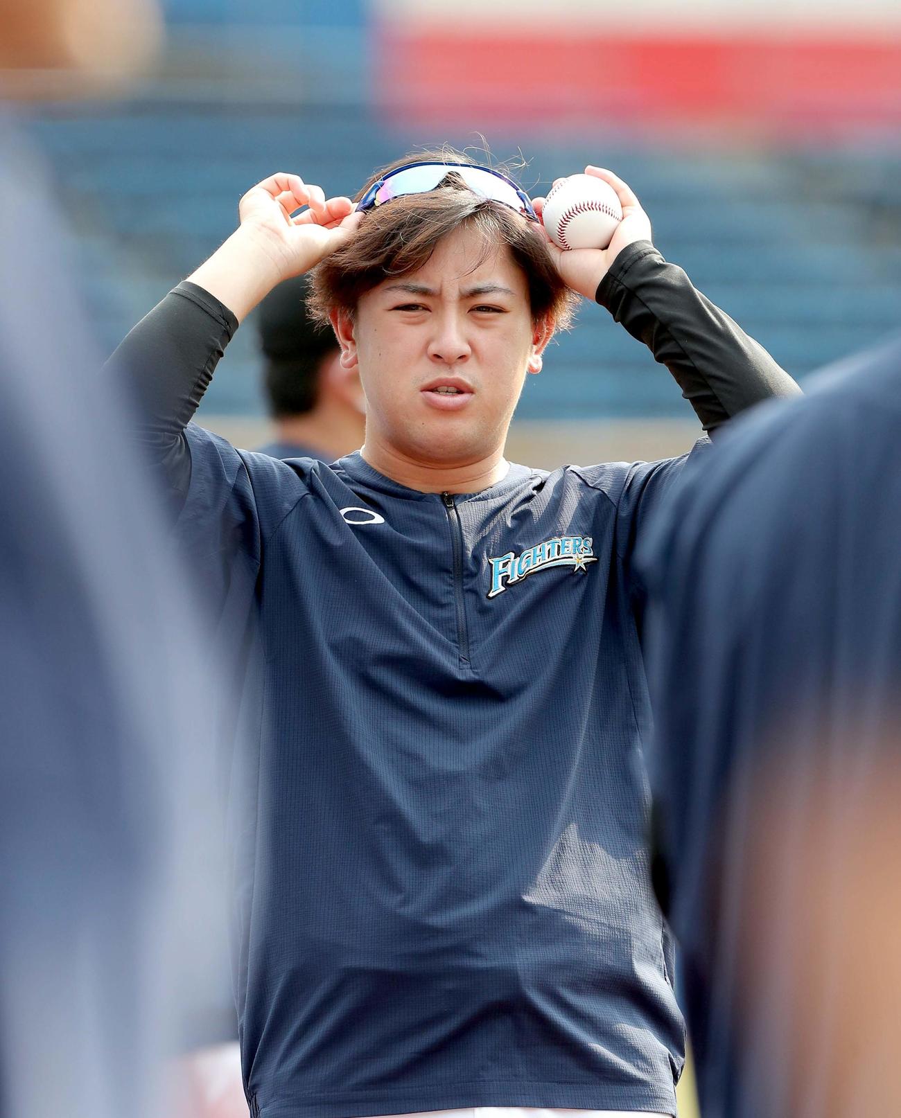 ロッテ対日本ハム　ウオーミングアップをする日本ハム河野（撮影・佐藤翔太）
