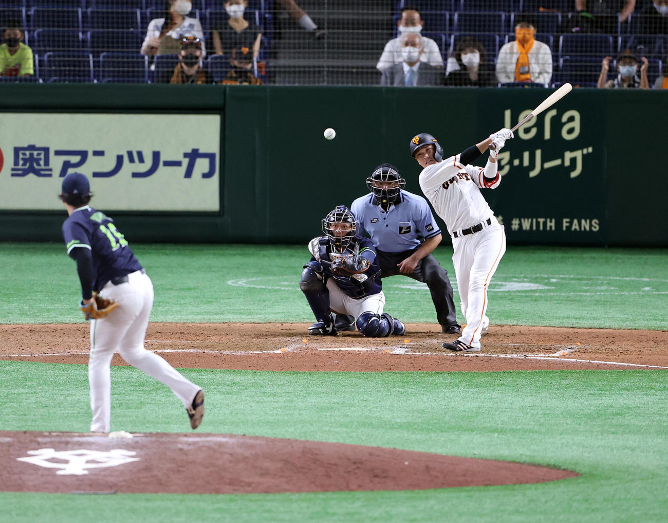 巨人対ヤクルト　7回裏巨人2死、中前打を放つ坂本。投手大下（撮影・浅見桂子）