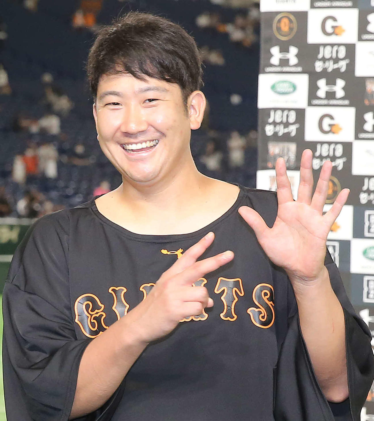 巨人対ヤクルト　ヤクルトを下し、開幕7連勝の菅野は笑顔で7ポーズを見せる（撮影・河野匠）