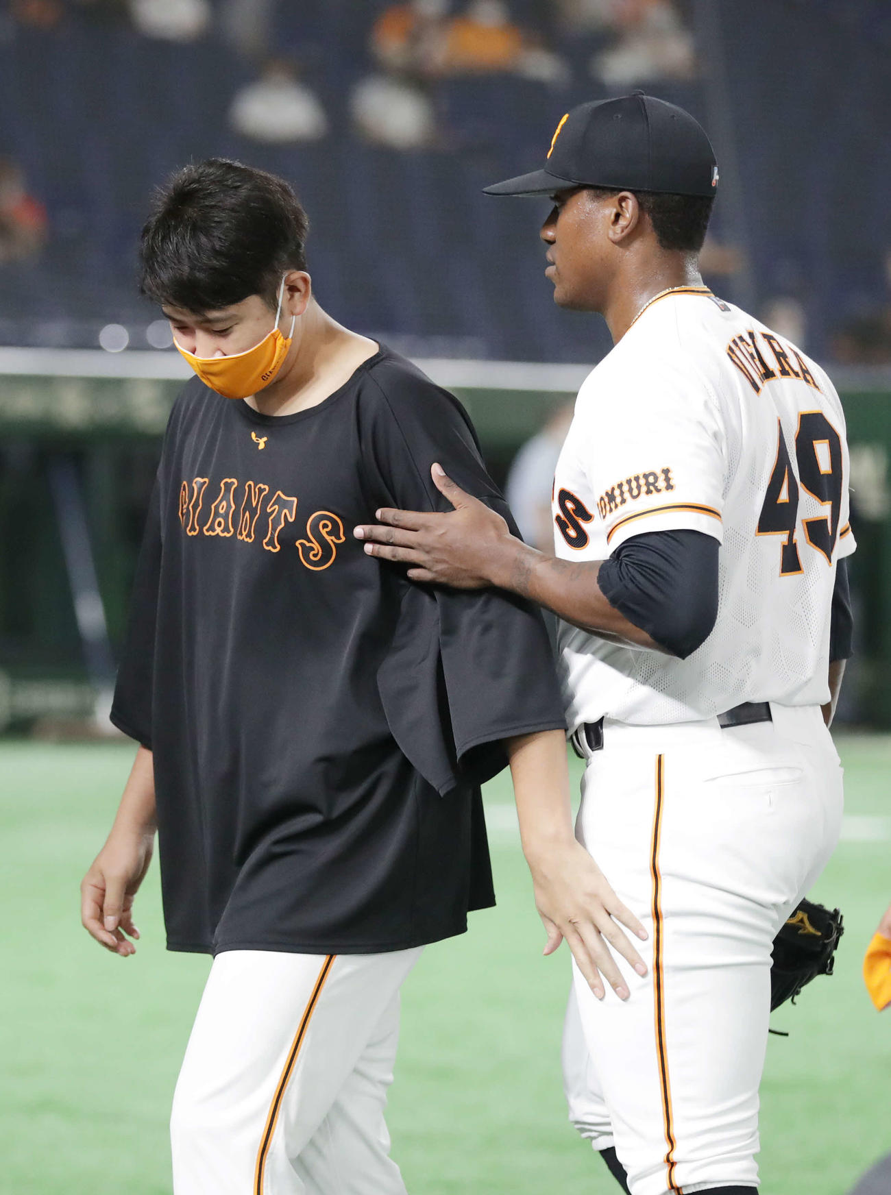 巨人対ヤクルト　ヤクルトを下し、開幕7連勝の菅野（左）は最終回を抑えたビエイラと健闘をたたえ合う（撮影・河野匠）