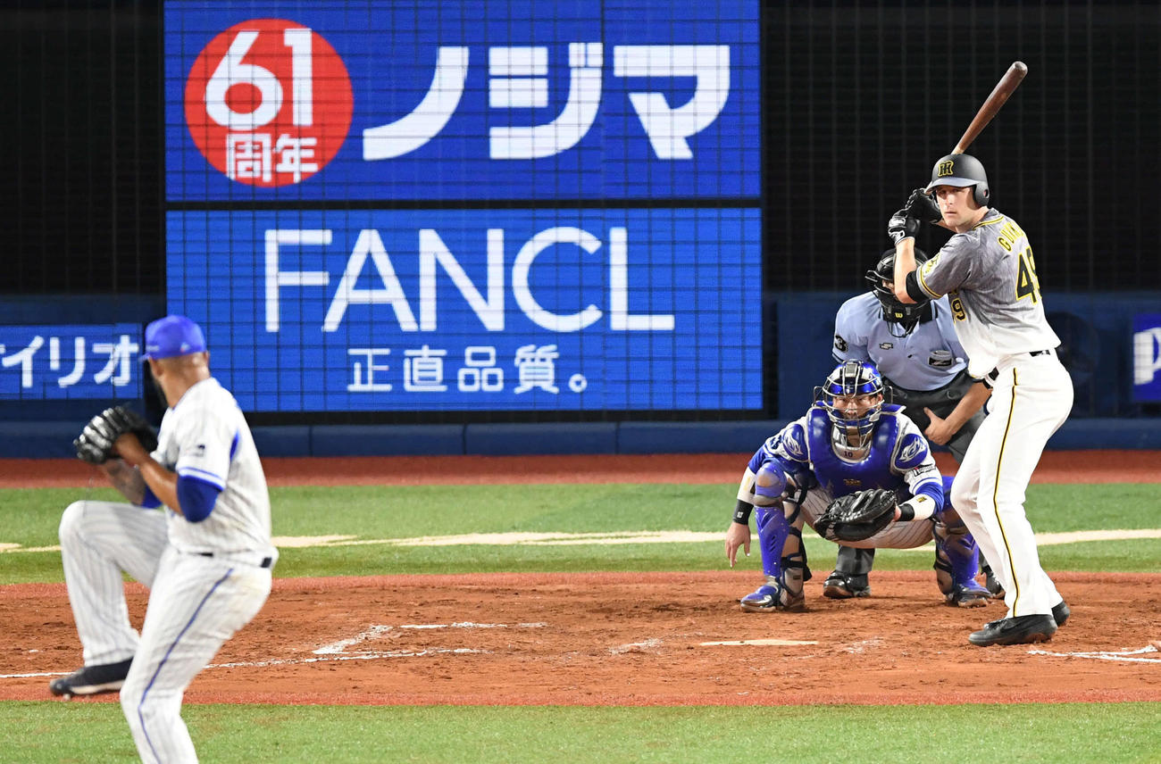 DeNA対阪神　7回表阪神2死満塁、打席に立つガンケル。投手エスコバー（撮影・山崎安昭）