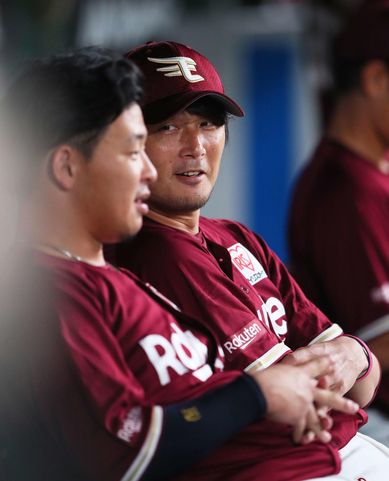 西武対楽天　9回、勝利目前となりベンチで浅村（左）と談笑する涌井（撮影・足立雅史）