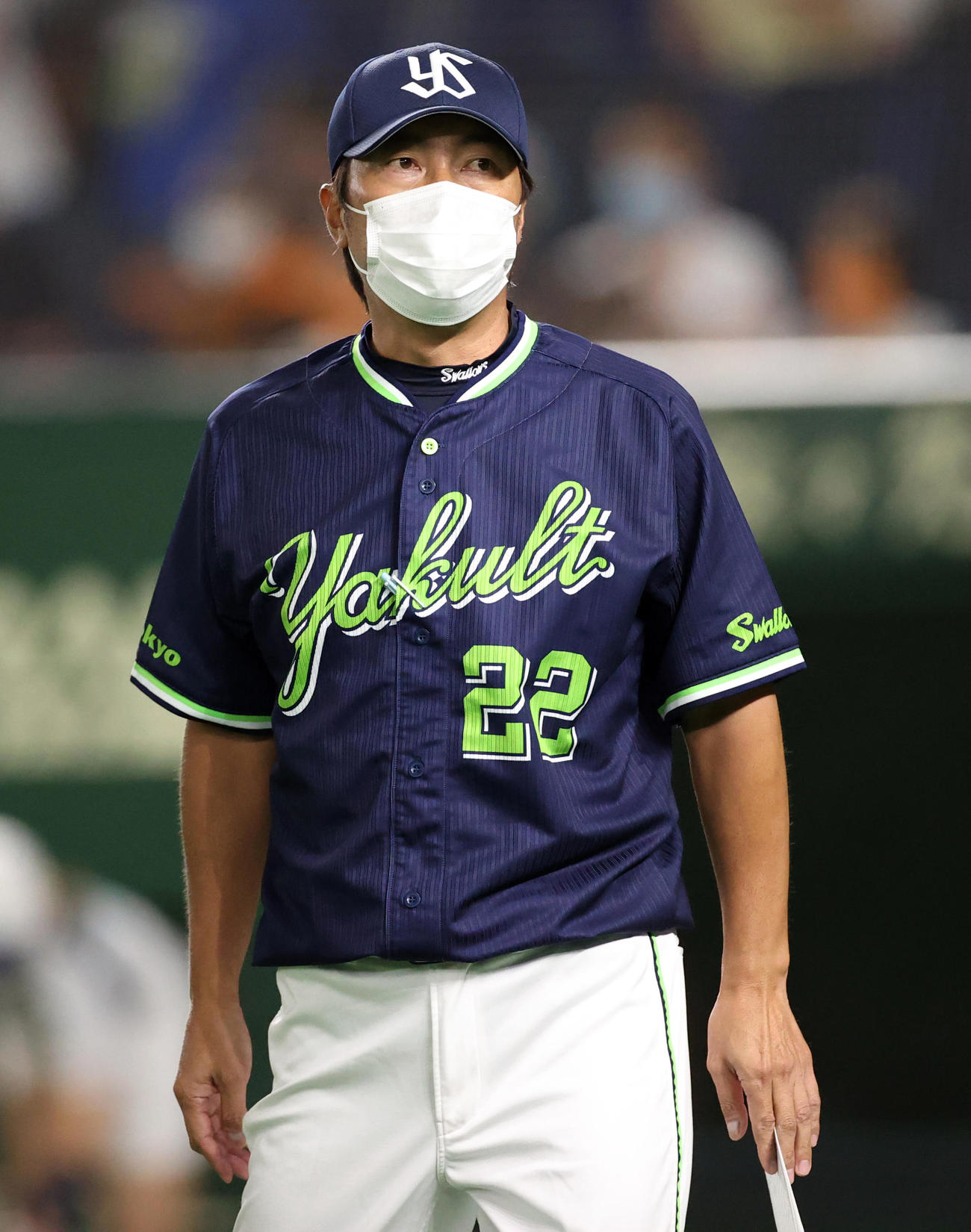 巨人対ヤクルト　8回表を終え、選手の交代を告げる高津監督（撮影・狩俣裕三）