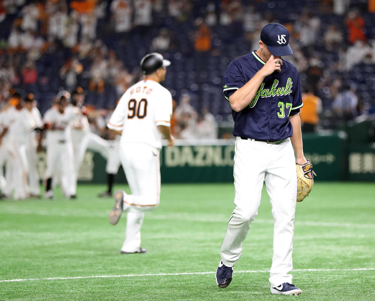 巨人対ヤクルト　9回裏巨人2死一、三塁、亀井にサヨナラ打を打たれ、ベンチへ引き揚げるマクガフ（撮影・狩俣裕三）