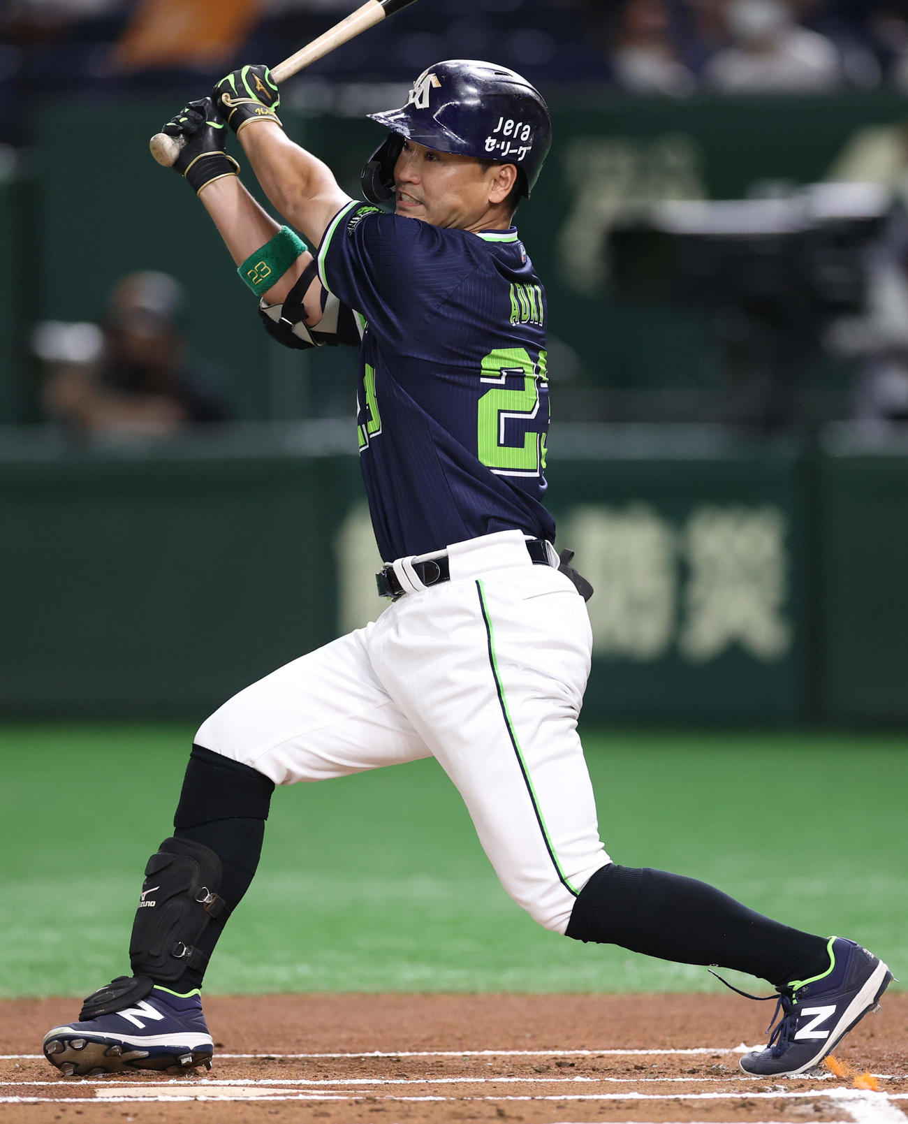 巨人対ヤクルト　1回表ヤクルト無死一、二塁、先制適時二塁打を放つ青木（撮影・狩俣裕三）
