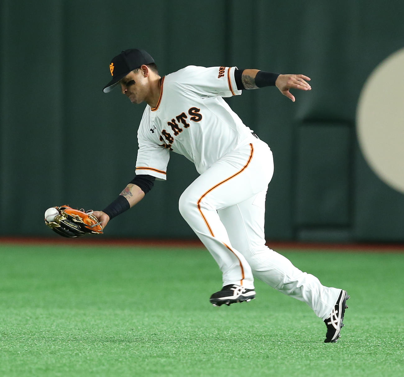 巨人対ヤクルト　2回表ヤクルト2死、坂口の打球を1度はグラブに収めるも落球し、二塁打を許す右翼手のパーラ（撮影・河野匠）
