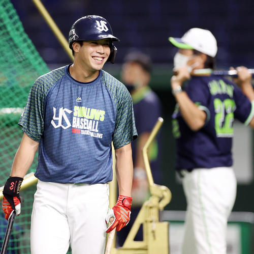 巨人対ヤクルト　試合前、笑顔を見せる山田哲。後方は高津監督（撮影・狩俣裕三）