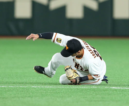 巨人対ヤクルト　3回表ヤクルト2死一、三塁、浜田の打球を好捕した二塁手の吉川尚（撮影・河野匠）