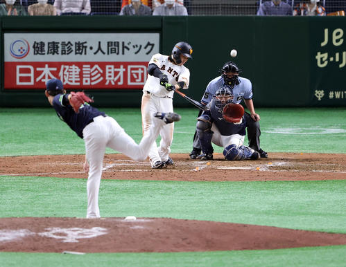 巨人対ヤクルト　4回裏巨人2死、丸は左翼ソロ本塁打を放つ。投手高梨（撮影・浅見桂子）