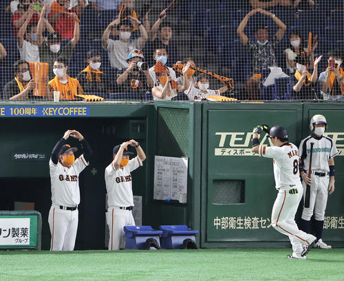 巨人対ヤクルト　4回裏巨人2死、丸（右）が左翼ソロ本塁打を放ち、まるポーズで迎える原監督（左）（撮影・浅見桂子）