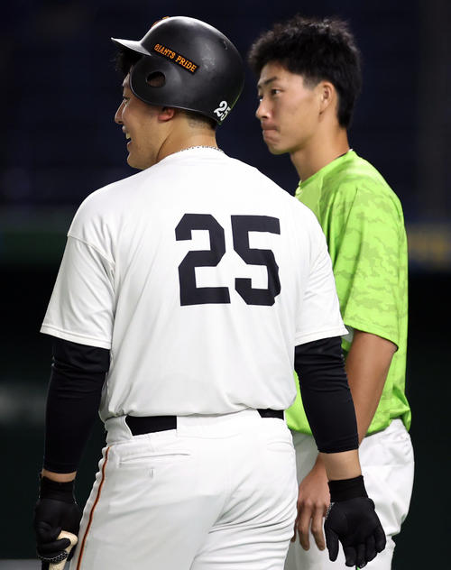 巨人対ヤクルト　試合前、智弁学園の後輩の広岡（右）と談笑する岡本（撮影・狩俣裕三）