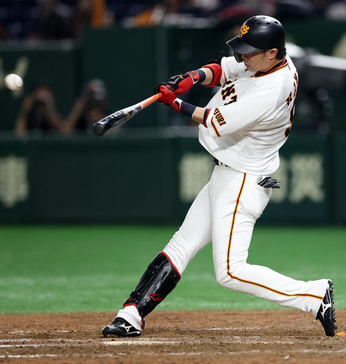 巨人対ヤクルト　9回裏巨人2死一、三塁、サヨナラ打を放つ代打亀井（撮影・狩俣裕三）