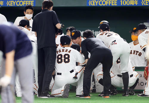 巨人対ヤクルト　試合前の円陣で声出しする坂本（中央）（撮影・狩俣裕三）