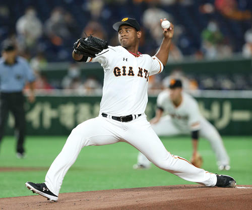 巨人対ヤクルト　力投する巨人先発のメルセデス（撮影・河野匠）