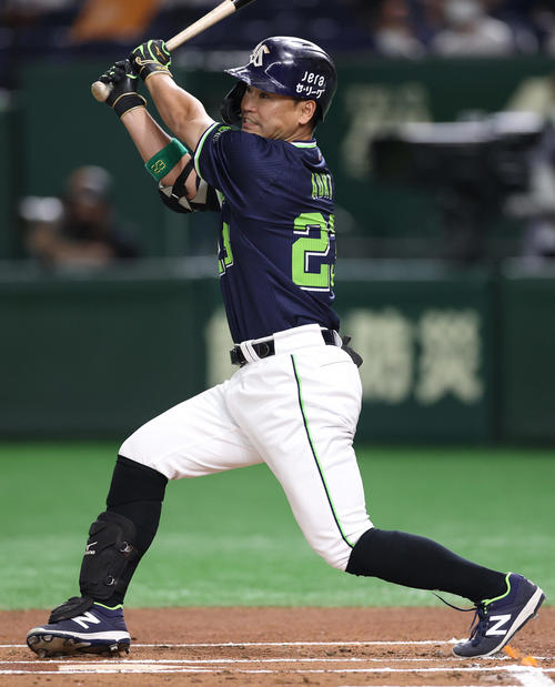 巨人対ヤクルト　1回表ヤクルト無死一、二塁、先制適時二塁打を放つ青木（撮影・狩俣裕三）