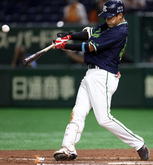 巨人対ヤクルト　2回表ヤクルト2死、この日2本目の二塁打を放つ坂口（撮影・狩俣裕三）
