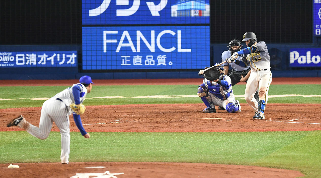 DeNA対阪神　4回表阪神無死、梅野は右前打を放つ。投手浜口（撮影・山崎安昭）
