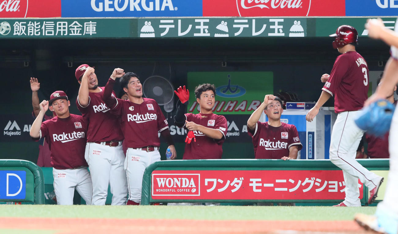 西武対楽天　7回表楽天2死一塁、ロメロの中越え適時二塁打で生還した浅村（右端）を迎えるナイン（撮影・足立雅史）