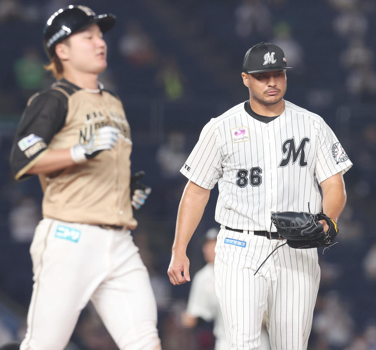 ロッテ対日本ハム　7回表日本ハム2死、渡辺諒（左）を二ゴロに仕留め無失点のフローレスは鋭い表情（撮影・垰建太）