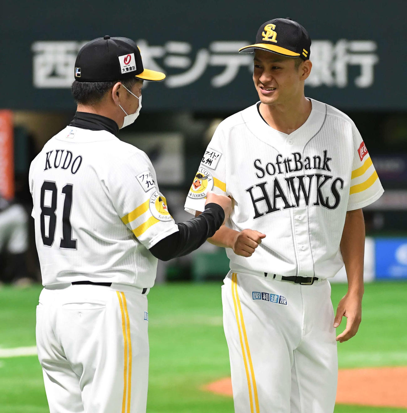 今季初勝利を挙げた大竹（右）は工藤監督から祝福される（撮影・今浪浩三）
