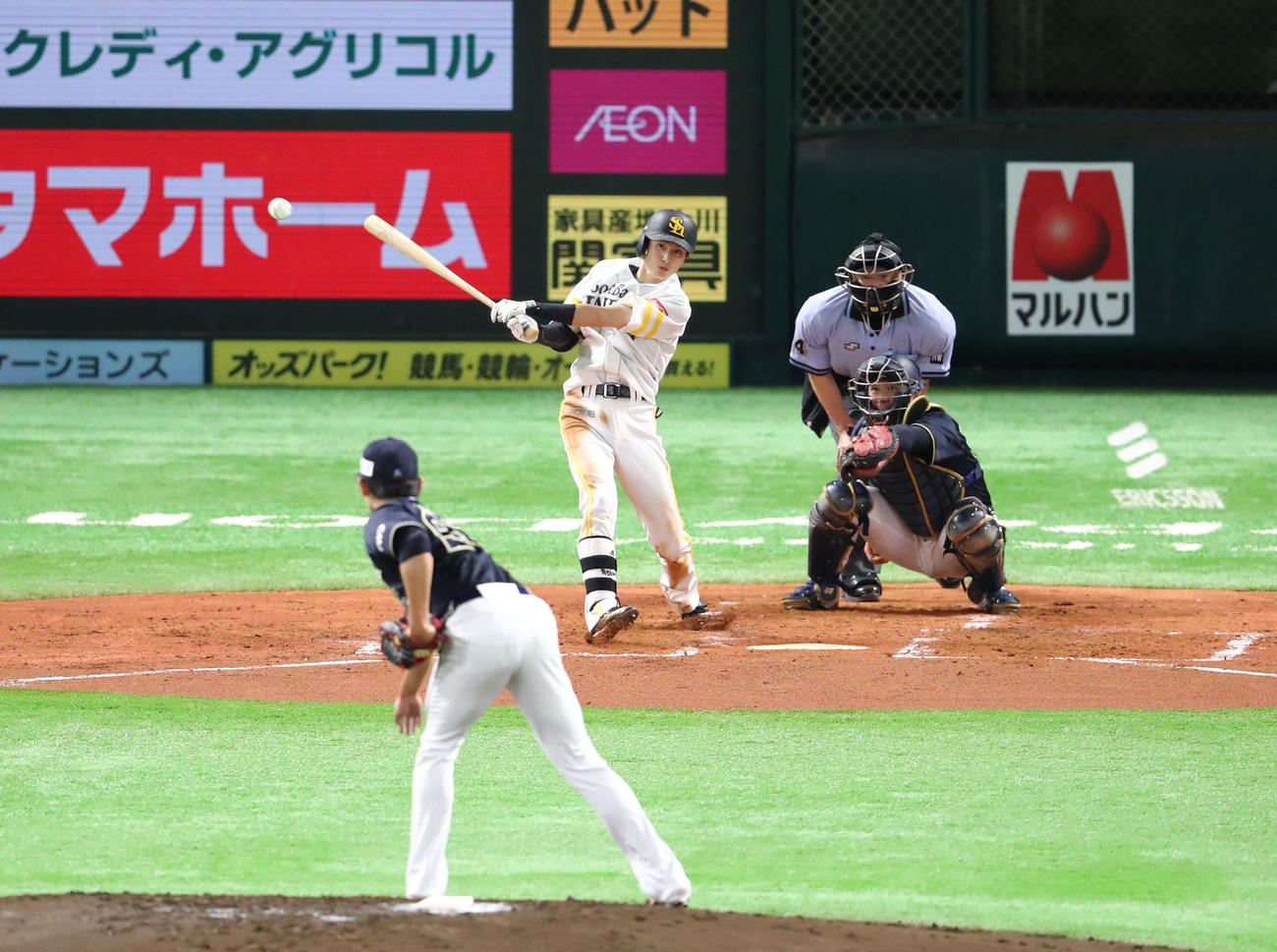 2回裏ソフトバンク2死一塁、周東佑京は中越えに適時三塁打を放つ（撮影・梅根麻紀）